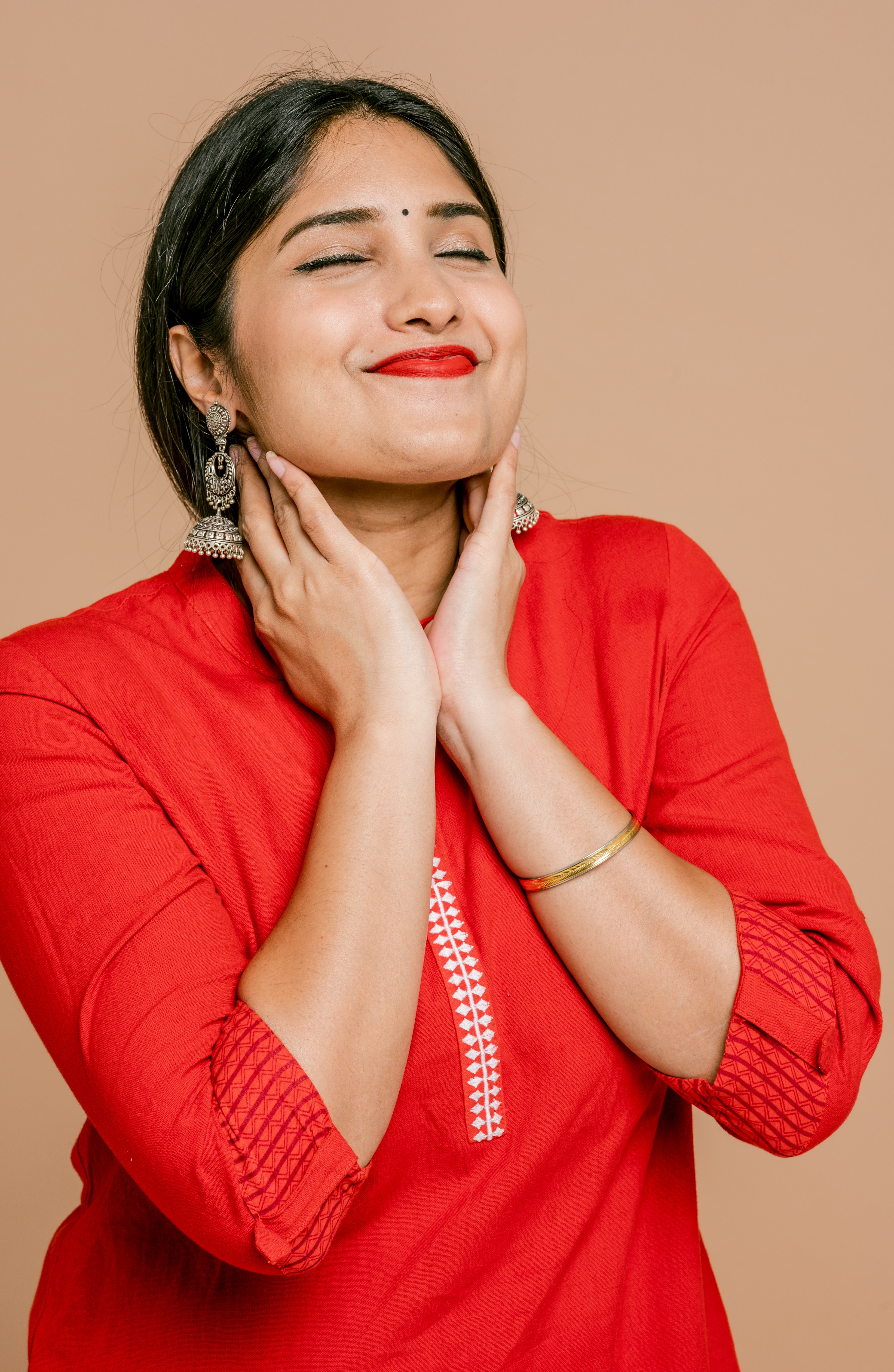 Smiling woman representing an inflammatory bowel disease patient